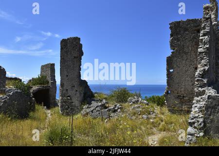 Ein verlassenes Dorf in der Region Kalabrien, Italien unter einem klaren blauen Himmel Stockfoto