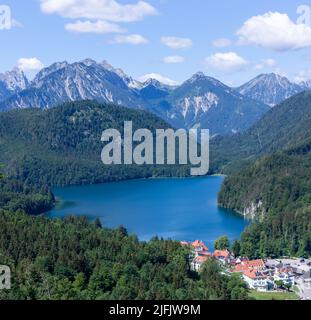 Panoramablick von der Aussichtsplattform bei Schloss Neuschwanstein auf die magische Landschaft mit Schloss Hohenschwangau, bayerischen Alpen, Schwansee, Alpse Stockfoto