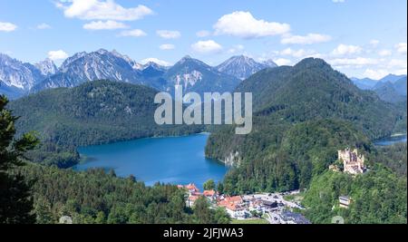 Panoramablick von der Aussichtsplattform bei Schloss Neuschwanstein auf die magische Landschaft mit Schloss Hohenschwangau, bayerischen Alpen, Schwansee, Alpse Stockfoto