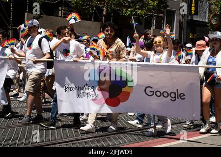 Menschen, von der Firma Google, die an der Stolz Parade in der Stadt teilnehmen. Foto aufgenommen am 26 2022. Juni in San Francisco, Kalifornien, USA Stockfoto