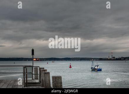 Currabinny, Cork, Irland. 04.. Juli 2022. Um 5,00am Uhr an einem grau bewölkten Morgen verlässt das Fischerboot Oran Crosshaven und passiert den Pier in Currabinny, während es auf dem Weg zu ihrem Angelplatz außerhalb von Cork Harbor, Irland, ist. - Credit; David Creedon / Alamy Live News Stockfoto