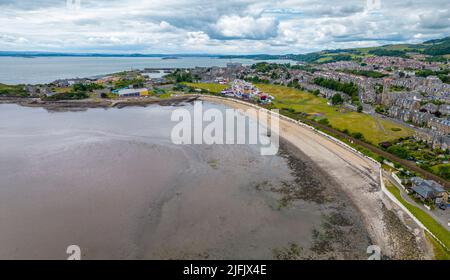 Luftaufnahme von der Drohne des Strandes und der Promenade in Burntisland in Fife, Schottland, Großbritannien Stockfoto