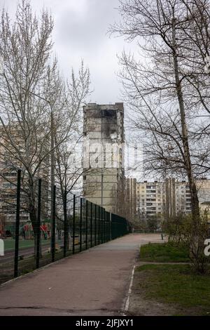 KIEW, UKRAINE - 21. APR 2022: Das Dach und die Wohnungen eines Wohnhauses auf Poznyaky wurden am 17. märz durch die Kalbr-Cruise-Rakete zerstört Stockfoto