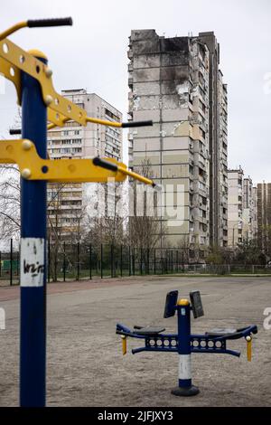 KIEW, UKRAINE - 21. APR 2022: Das Dach und die Wohnungen eines Wohnhauses auf Poznyaky wurden am 17. märz durch die Kalbr-Cruise-Rakete zerstört Stockfoto