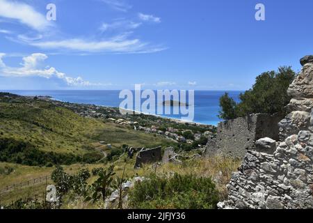 Ein verlassenes Dorf in der Region Kalabrien, Italien unter klarem Himmel Stockfoto