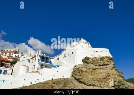 Schöne byzantinische weiße Kirche auf einem Felsen. Skopelos Insel, Griechenland Stockfoto