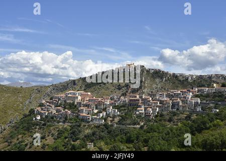 Ein verlassenes Dorf in der Region Kalabrien, Italien unter klarem Himmel Stockfoto