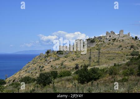 Ein verlassenes Dorf in der Region Kalabrien, Italien unter klarem Himmel Stockfoto