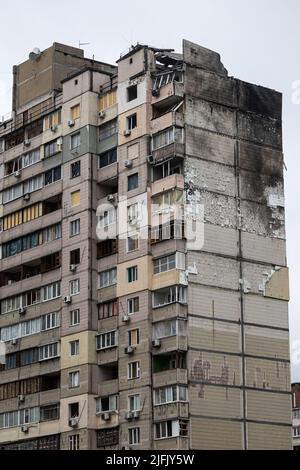 KIEW, UKRAINE - 21. APR 2022: Das Dach und die Wohnungen eines Wohnhauses auf Poznyaky wurden am 17. märz durch die Kalbr-Cruise-Rakete zerstört Stockfoto