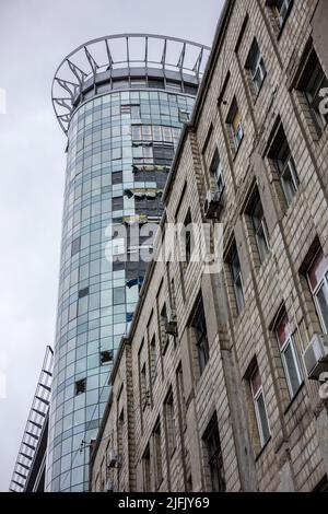 KIEW, UKRAINE - 22. MAI 2022: Bürogebäude in der Nähe der U-Bahn-Station Lukyanivska, das am 15. Stockfoto