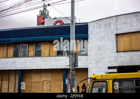 KIEW, UKRAINE - 22. MAI 2022: Bürogebäude in der Nähe der U-Bahn-Station Lukyanivska, das am 15. Stockfoto