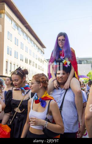 Padua, Italien. 03.. Juli 2022. Padova Pride 2022 - Corpi in Rivolta 3 Luglio 2022Corpi in Rivolta - Padua Pride 2022. Sonntag, 3. Juli, eine großartige Veranstaltung, an der viele junge Menschen teilnehmen. An der Spitze der Prozession steht der italienische Abgeordnete Alessandro Zan, Autor des Gesetzentwurfs gegen Homotransphobie (Foto: Mimmo Lamacchia/Pacific Press) Quelle: Pacific Press Media Production Corp./Alamy Live News Stockfoto