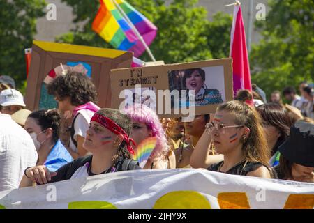 Padua, Italien. 03.. Juli 2022. Padova Pride 2022 - Corpi in Rivolta 3 Luglio 2022Corpi in Rivolta - Padua Pride 2022. Sonntag, 3. Juli, eine großartige Veranstaltung, an der viele junge Menschen teilnehmen. An der Spitze der Prozession steht der italienische Abgeordnete Alessandro Zan, Autor des Gesetzentwurfs gegen Homotransphobie (Foto: Mimmo Lamacchia/Pacific Press) Quelle: Pacific Press Media Production Corp./Alamy Live News Stockfoto