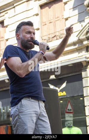 Padua, Italien. 03.. Juli 2022. Padova Pride 2022 - Corpi in Rivolta 3 Luglio 2022Corpi in Rivolta - Padua Pride 2022. Sonntag, 3. Juli, eine großartige Veranstaltung, an der viele junge Menschen teilnehmen. An der Spitze der Prozession steht der italienische Abgeordnete Alessandro Zan, Autor des Gesetzentwurfs gegen Homotransphobie (Foto: Mimmo Lamacchia/Pacific Press) Quelle: Pacific Press Media Production Corp./Alamy Live News Stockfoto