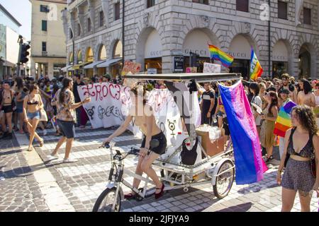 Padua, Italien. 03.. Juli 2022. Padova Pride 2022 - Corpi in Rivolta 3 Luglio 2022Corpi in Rivolta - Padua Pride 2022. Sonntag, 3. Juli, eine großartige Veranstaltung, an der viele junge Menschen teilnehmen. An der Spitze der Prozession steht der italienische Abgeordnete Alessandro Zan, Autor des Gesetzentwurfs gegen Homotransphobie (Foto: Mimmo Lamacchia/Pacific Press) Quelle: Pacific Press Media Production Corp./Alamy Live News Stockfoto