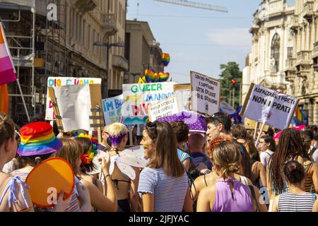 Padua, Italien. 03.. Juli 2022. Padova Pride 2022 - Corpi in Rivolta 3 Luglio 2022Corpi in Rivolta - Padua Pride 2022. Sonntag, 3. Juli, eine großartige Veranstaltung, an der viele junge Menschen teilnehmen. An der Spitze der Prozession steht der italienische Abgeordnete Alessandro Zan, Autor des Gesetzentwurfs gegen Homotransphobie (Foto: Mimmo Lamacchia/Pacific Press) Quelle: Pacific Press Media Production Corp./Alamy Live News Stockfoto