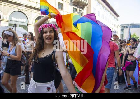 Padua, Italien. 03.. Juli 2022. Padova Pride 2022 - Corpi in Rivolta 3 Luglio 2022Corpi in Rivolta - Padua Pride 2022. Sonntag, 3. Juli, eine großartige Veranstaltung, an der viele junge Menschen teilnehmen. An der Spitze der Prozession steht der italienische Abgeordnete Alessandro Zan, Autor des Gesetzentwurfs gegen Homotransphobie (Foto: Mimmo Lamacchia/Pacific Press) Quelle: Pacific Press Media Production Corp./Alamy Live News Stockfoto