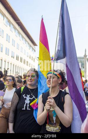 Padua, Italien. 03.. Juli 2022. Padova Pride 2022 - Corpi in Rivolta 3 Luglio 2022Corpi in Rivolta - Padua Pride 2022. Sonntag, 3. Juli, eine großartige Veranstaltung, an der viele junge Menschen teilnehmen. An der Spitze der Prozession steht der italienische Abgeordnete Alessandro Zan, Autor des Gesetzentwurfs gegen Homotransphobie (Foto: Mimmo Lamacchia/Pacific Press) Quelle: Pacific Press Media Production Corp./Alamy Live News Stockfoto