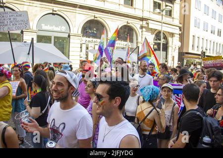 Padua, Italien. 03.. Juli 2022. Padova Pride 2022 - Corpi in Rivolta 3 Luglio 2022Corpi in Rivolta - Padua Pride 2022. Sonntag, 3. Juli, eine großartige Veranstaltung, an der viele junge Menschen teilnehmen. An der Spitze der Prozession steht der italienische Abgeordnete Alessandro Zan, Autor des Gesetzentwurfs gegen Homotransphobie (Foto: Mimmo Lamacchia/Pacific Press) Quelle: Pacific Press Media Production Corp./Alamy Live News Stockfoto