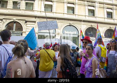 Padua, Italien. 03.. Juli 2022. Padova Pride 2022 - Corpi in Rivolta 3 Luglio 2022Corpi in Rivolta - Padua Pride 2022. Sonntag, 3. Juli, eine großartige Veranstaltung, an der viele junge Menschen teilnehmen. An der Spitze der Prozession steht der italienische Abgeordnete Alessandro Zan, Autor des Gesetzentwurfs gegen Homotransphobie (Foto: Mimmo Lamacchia/Pacific Press) Quelle: Pacific Press Media Production Corp./Alamy Live News Stockfoto