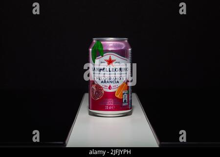 Prag, Tschechische Republik - 19. März 2022: San Pellegrino Melograno und Orangenfrucht-Mineralwasser auf dem weißen Schreibtisch Stockfoto