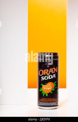 Prag, Tschechische Republik - 7, 2022. Juni: Eine Dose Orangensoda-Mineralwasser auf dem orangen Hintergrund Stockfoto