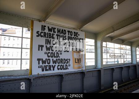 Berlin, Deutschland, Juni 2022, zur Veranschaulichung Editorial: Große Anzeige für pflanzenbasiertes und veganes Eis von Oatly in der U-Bahn-Station Kottbusser Tor in Berlin Stockfoto