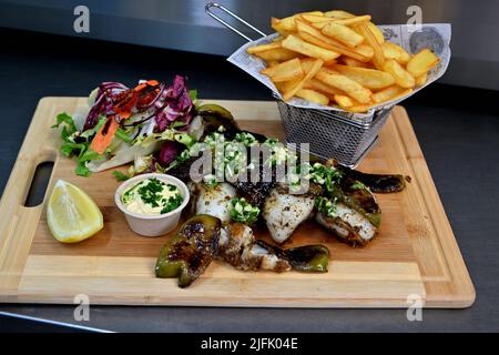 Grüner Salat mit Meeresfrüchten und Pommes Frites Stockfoto