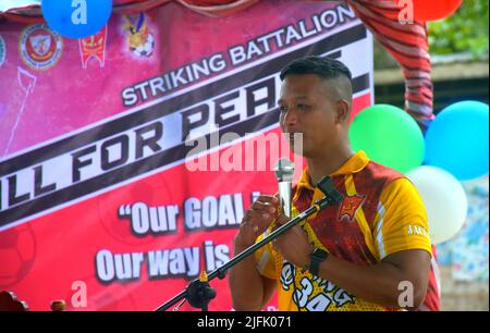 Panamao, Sulu, Philippinen. 3.. Juli 2022. Von der Angst zum Spaß. Es geht um die Rettung des Lebens von Kindern, der 'Football for Peace' versucht Kinder zu retten, die anfällig für die Rekrutierung von gesetzlosen Gruppen und anderen ''˜schlechten Elementen' in der Gesellschaft sind. Es ist unser Weg, die Liebe zu unserem Land zu schärfen und unseren Glauben zu stärken. „Football for Peace“ ist mehr als nur ein Spiel „Football for Peace“, es ist eine Lebensart. Eine Art Liebe, die alle erobert. Aufbau einer Zukunft, die Hoffnung unter den Kindern der Provinz Sulu fördert. Das Marine Bataillon Landing Team-7 'Auffällig Stockfoto