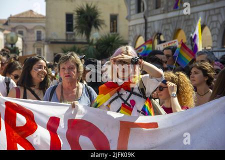 Padua, Venetien, Italien. 3.. Juli 2022. Padova Pride 2022 - Corpi in Rivolta 3 Luglio 2022.Corpi in Rivolta - Padua Pride 2022. Sonntag, 3. Juli, eine großartige Veranstaltung, an der viele junge Menschen teilnehmen. An der Spitze der Prozession steht der italienische Abgeordnete Alessandro Zan, Autor des Gesetzentwurfs gegen Homotransphobie (Bild: © Mimmo Lamacchia/Pacific Press via ZUMA Press Wire) Stockfoto