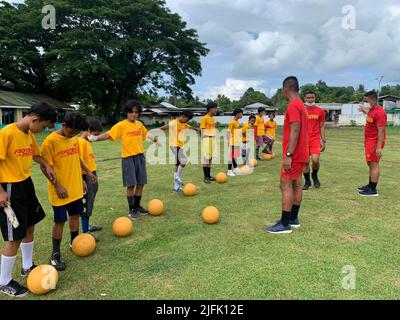 Panamao, Sulu, Philippinen. 3.. Juli 2022. Von der Angst zum Spaß. Es geht um die Rettung des Lebens von Kindern, der 'Football for Peace' versucht Kinder zu retten, die anfällig für die Rekrutierung von gesetzlosen Gruppen und anderen ''˜schlechten Elementen' in der Gesellschaft sind. Es ist unser Weg, die Liebe zu unserem Land zu schärfen und unseren Glauben zu stärken. „Football for Peace“ ist mehr als nur ein Spiel „Football for Peace“, es ist eine Lebensart. Eine Art Liebe, die alle erobert. Aufbau einer Zukunft, die Hoffnung unter den Kindern der Provinz Sulu fördert. Das Marine Bataillon Landing Team-7 'Auffällig Stockfoto