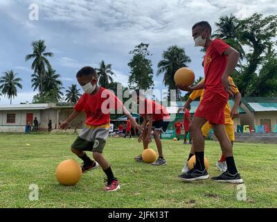 Panamao, Sulu, Philippinen. 3.. Juli 2022. Von der Angst zum Spaß. Es geht um die Rettung des Lebens von Kindern, der 'Football for Peace' versucht Kinder zu retten, die anfällig für die Rekrutierung von gesetzlosen Gruppen und anderen ''˜schlechten Elementen' in der Gesellschaft sind. Es ist unser Weg, die Liebe zu unserem Land zu schärfen und unseren Glauben zu stärken. „Football for Peace“ ist mehr als nur ein Spiel „Football for Peace“, es ist eine Lebensart. Eine Art Liebe, die alle erobert. Aufbau einer Zukunft, die Hoffnung unter den Kindern der Provinz Sulu fördert. Das Marine Bataillon Landing Team-7 'Auffällig Stockfoto