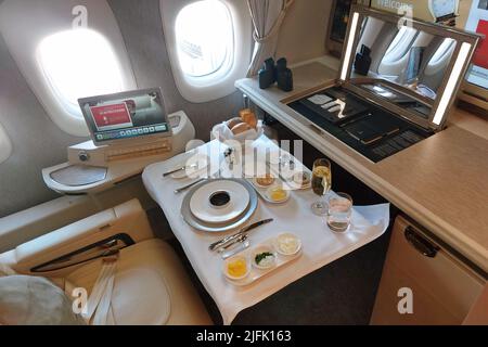 Kaviar wird in a la carte-Mahlzeiten serviert, die an Bord der ersten Klasse von Dubais Flaggschiff-Airline Emirates an Bord der Boeing 777-300ER geliefert werden. Stockfoto