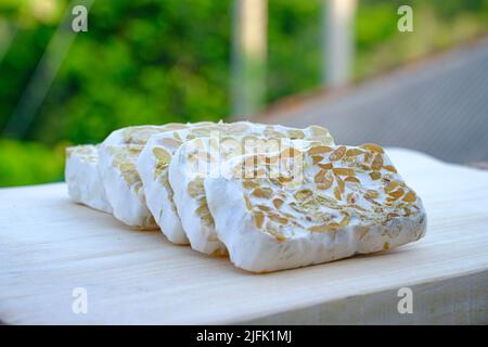 Tempe ist ein Original-Lebensmittel aus Indonesien, es sieht so aus, als ob alle Tempeh in fünf Teile mit einem natürlichen Hintergrund geschnitten werden Stockfoto