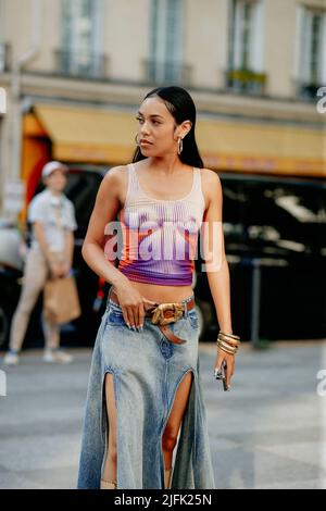 Street Style, Aleali May bei der Rhude Spring-Summer Menswear 2023 Show, die am 22.. Juni im UPMC, Paris, Frankreich, stattfand, 2022. Foto von Marie-Paola Bertrand-Hillion/ABACAPRESS.COM Stockfoto