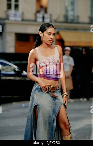 Street Style, Aleali May bei der Rhude Spring-Summer Menswear 2023 Show, die am 22.. Juni im UPMC, Paris, Frankreich, stattfand, 2022. Foto von Marie-Paola Bertrand-Hillion/ABACAPRESS.COM Stockfoto