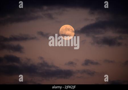 Mond Nahaufnahme zeigt die Details der Mondoberfläche. Stockfoto