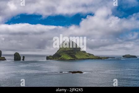 Tindholmur Insel von Vagar auf den Färöer Inseln gesehen Stockfoto