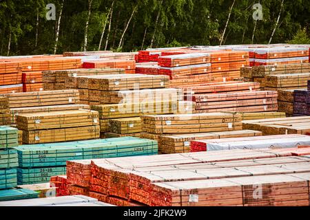 Goole dockt Timer in einem Hof an Stockfoto