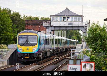 Selby Railway Swing Bridge über den Fluss Ouse, im Bild der British Rail Class 185 TransPennine Express Stockfoto