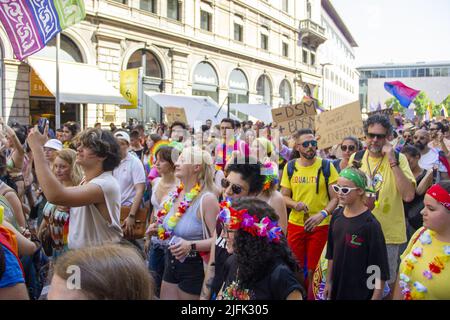 Padua, Venetien, Italien. 3.. Juli 2022. Padova Pride 2022 - Corpi in Rivolta 3 Luglio 2022.Corpi in Rivolta - Padua Pride 2022. Sonntag, 3. Juli, eine großartige Veranstaltung, an der viele junge Menschen teilnehmen. An der Spitze der Prozession steht der italienische Abgeordnete Alessandro Zan, Autor des Gesetzentwurfs gegen Homotransphobie (Bild: © Mimmo Lamacchia/Pacific Press via ZUMA Press Wire) Stockfoto