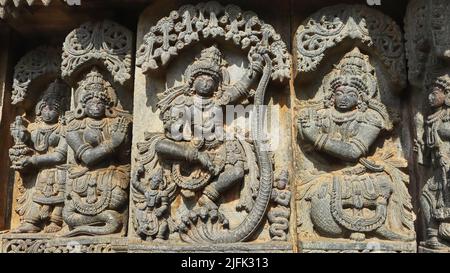 Skulpturen von Lord Krishna, die auf Kaliya Snake und Nagas auf beiden Seiten tanzen, Chennakeshava Tempel, Aralguppe, Tumkur, Karnataka, Indien. Stockfoto