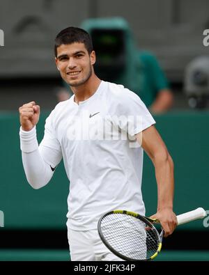 London, Großbritannien. 3.. Juli 2022. Carlos Alcaraz aus Spanien reagiert beim vierten Spiel der Männer gegen Jannik Sinnerin aus Italien bei der Wimbledon Tennis Championship in London, Großbritannien, am 3. Juli 2022. Quelle: Han Yan/Xinhua/Alamy Live News Stockfoto