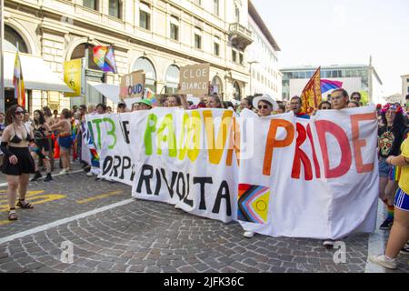 Padua, Venetien, Italien. 3.. Juli 2022. Padova Pride 2022 - Corpi in Rivolta 3 Luglio 2022.Corpi in Rivolta - Padua Pride 2022. Sonntag, 3. Juli, eine großartige Veranstaltung, an der viele junge Menschen teilnehmen. An der Spitze der Prozession steht der italienische Abgeordnete Alessandro Zan, Autor des Gesetzentwurfs gegen Homotransphobie (Bild: © Mimmo Lamacchia/Pacific Press via ZUMA Press Wire) Stockfoto