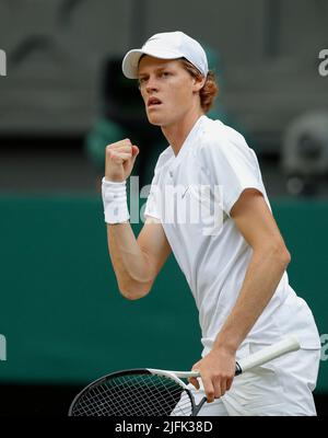 London, Großbritannien. 3.. Juli 2022. Jannik Sinnerin aus Italien reagiert beim vierten Spiel der Männer gegen den Spanier Carlos Alcaraz bei der Wimbledon Tennis Championship in London, Großbritannien, am 3. Juli 2022. Quelle: Han Yan/Xinhua/Alamy Live News Stockfoto