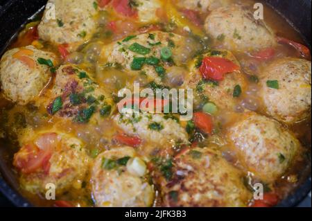 Hausgemachte Hähnchenschnitzel werden in einer Pfanne gebraten. Stockfoto