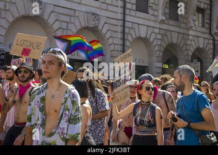 Padua, Venetien, Italien. 3.. Juli 2022. Padova Pride 2022 - Corpi in Rivolta 3 Luglio 2022.Corpi in Rivolta - Padua Pride 2022. Sonntag, 3. Juli, eine großartige Veranstaltung, an der viele junge Menschen teilnehmen. An der Spitze der Prozession steht der italienische Abgeordnete Alessandro Zan, Autor des Gesetzentwurfs gegen Homotransphobie (Bild: © Mimmo Lamacchia/Pacific Press via ZUMA Press Wire) Stockfoto