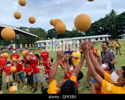 Panamao, Sulu, Philippinen. 3.. Juli 2022. Von der Angst zum Spaß. Es geht um die Rettung des Lebens von Kindern, der 'Football for Peace' versucht Kinder zu retten, die anfällig für die Rekrutierung von gesetzlosen Gruppen und anderen ''˜schlechten Elementen' in der Gesellschaft sind. Es ist unser Weg, die Liebe zu unserem Land zu schärfen und unseren Glauben zu stärken. „Football for Peace“ ist mehr als nur ein Spiel „Football for Peace“, es ist eine Lebensart. Eine Art Liebe, die alle erobert. Aufbau einer Zukunft, die Hoffnung unter den Kindern der Provinz Sulu fördert. Das Marine Bataillon Landing Team-7 'Auffällig Stockfoto