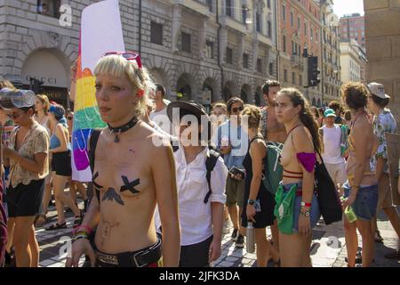 Padua, Venetien, Italien. 3.. Juli 2022. Padova Pride 2022 - Corpi in Rivolta 3 Luglio 2022.Corpi in Rivolta - Padua Pride 2022. Sonntag, 3. Juli, eine großartige Veranstaltung, an der viele junge Menschen teilnehmen. An der Spitze der Prozession steht der italienische Abgeordnete Alessandro Zan, Autor des Gesetzentwurfs gegen Homotransphobie (Bild: © Mimmo Lamacchia/Pacific Press via ZUMA Press Wire) Stockfoto