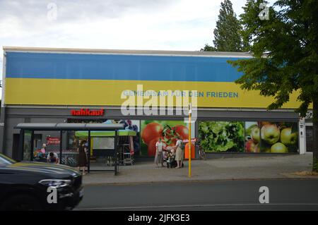 Berlin, Deutschland - 24. Juni 2022 - 'gemeinsam für den Frieden' - riesige ukrainische Flagge in der Drakestraße in Lichterfelde West. (Foto von Markku Rainer Peltonen) Stockfoto